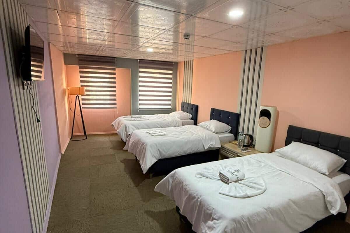 Escritorio, espacio para trabajar con laptop y wifi gratis