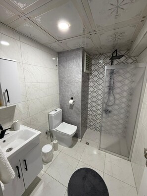 Standard Triple Room | Bathroom | Free toiletries, hair dryer, bathrobes, towels