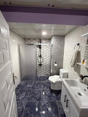 Phòng 2 giường đơn Tiêu chuẩn | Phòng tắm | Đồ dùng nhà tắm miễn phí, máy sấy tóc, áo choàng tắm, khăn tắm 