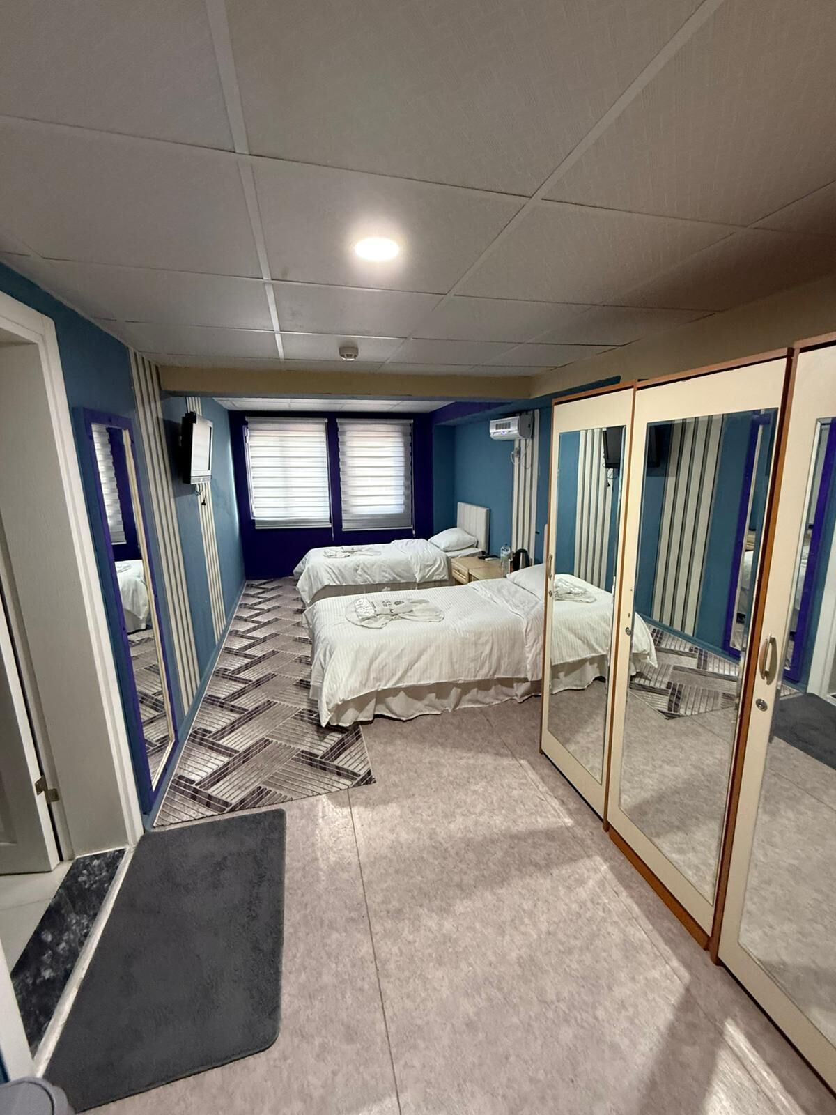 スタンダード ツインルーム | デスク、ノートパソコン用作業スペース、WiFi (無料)、ベッドシーツ