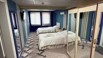 Standard Twin Room | Desk, laptop workspace, free WiFi, bed sheets