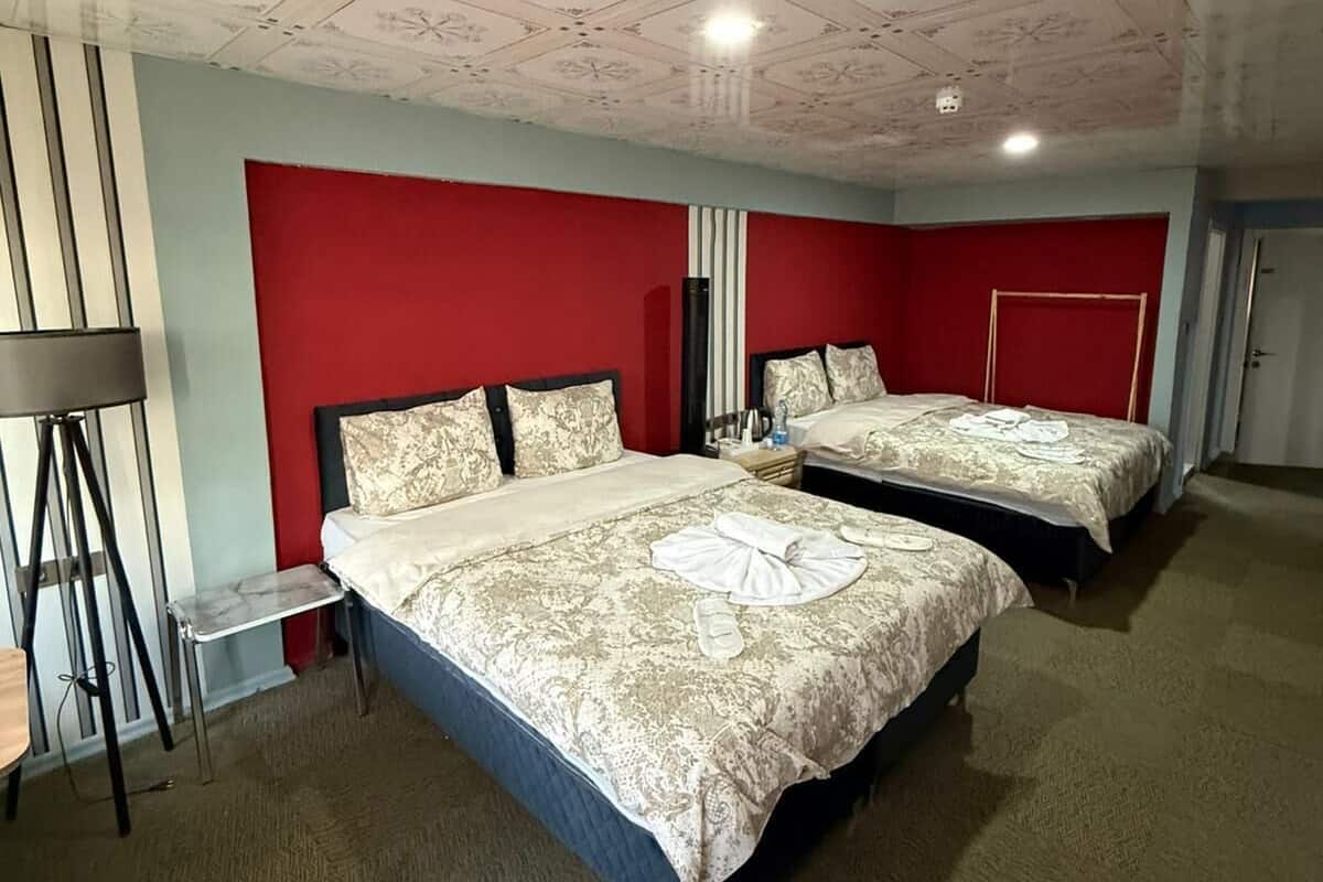 Escritorio, espacio para trabajar con laptop y wifi gratis