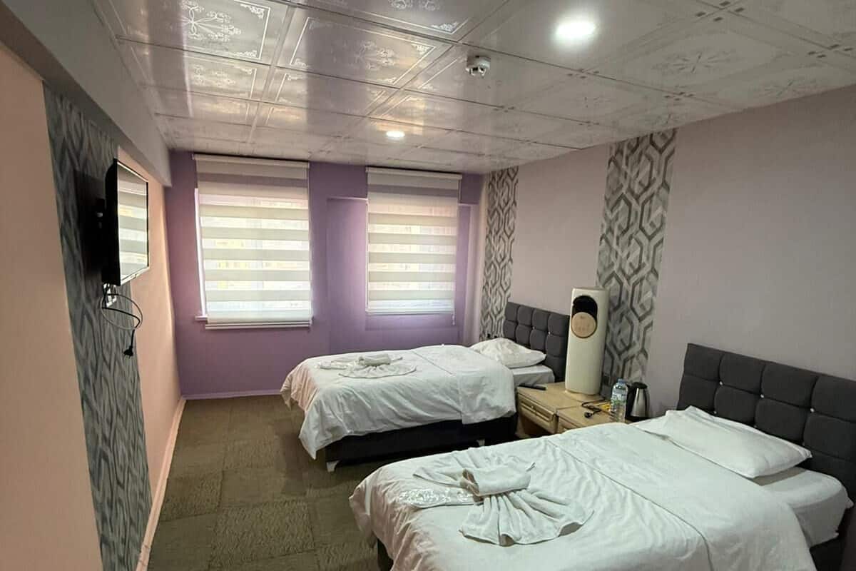 Escritorio, espacio para trabajar con laptop y wifi gratis