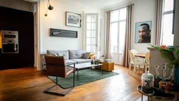 TV connectée, livres, chaßne hi-fi, écrans d'ordinateur