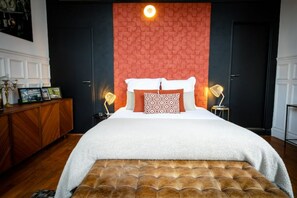 3 slaapkamers, een bureau, een strijkplank/strijkijzer, reisbedje