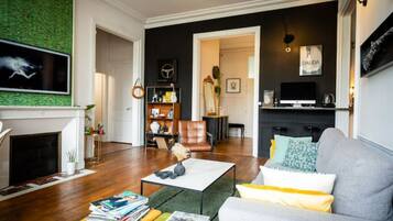 TV connectée, livres, chaßne hi-fi, écrans d'ordinateur