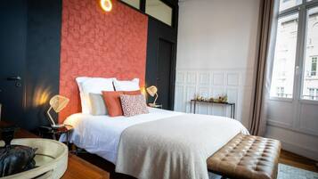 3 slaapkamers, een bureau, een strijkplank/strijkijzer, reisbedje