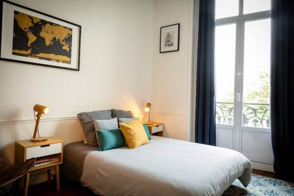 3 chambres, bureau, fer et planche Ă repasser, lit parapluie