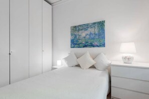 1 chambre, bureau, fer et planche à repasser, lit parapluie