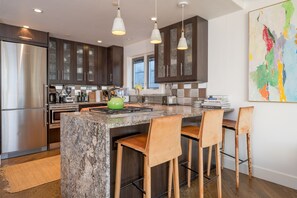 Frigorifero, microonde, forno, piano cottura