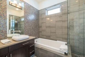 Douche, séchoir à cheveux, serviettes fournies, savon