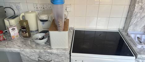 Frigorífico, microondas, placa de cocina y cafetera o tetera