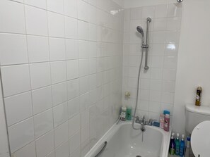 Dusche, Haartrockner, Handtücher, Seife