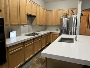 Frigorifero, microonde, forno, piano cottura