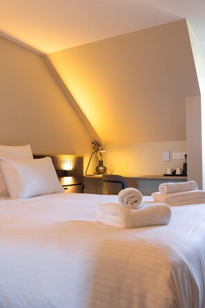 Comfort kamer | 1 slaapkamer, een bureau, een laptopwerkplek, verduisterende gordijnen