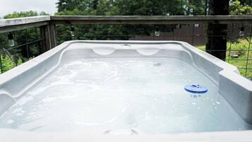 Tina de hidromasaje al aire libre