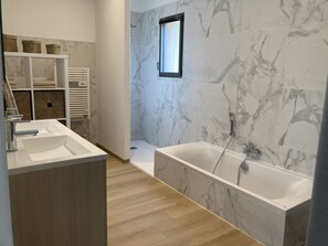 Shower, hair dryer, towels, soap - Special vacation villa  (San-Gavino-Di-Carbini)