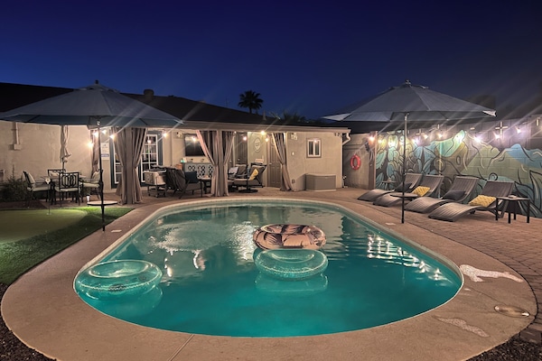 Una piscina al aire libre