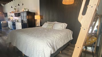 2 bedrooms, desk, free WiFi, bed sheets