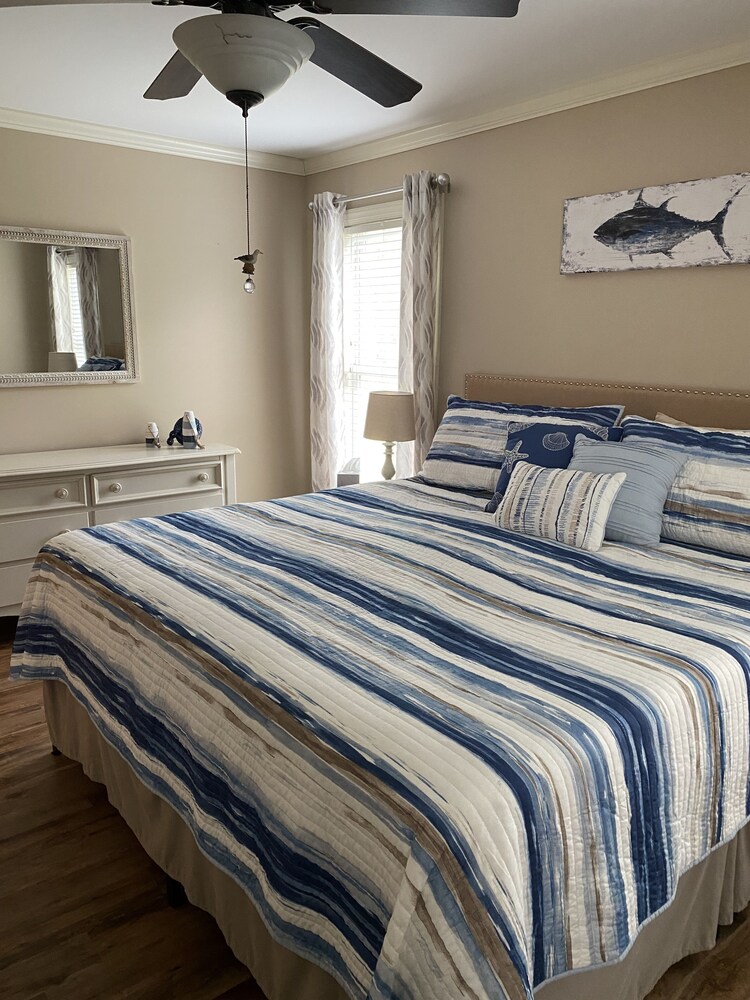 Boat friendly coastal home 3 minute drive to beach, 5min drive to