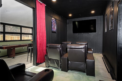 The Encore 3BR 2BA Hot Tub, Theater and Game Room