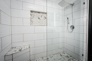 Regadera, secadora de cabello, toallas, papel de baño