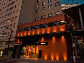 Un edificio moderno con un cartel que dice 'KASTEL' y una entrada visible.
