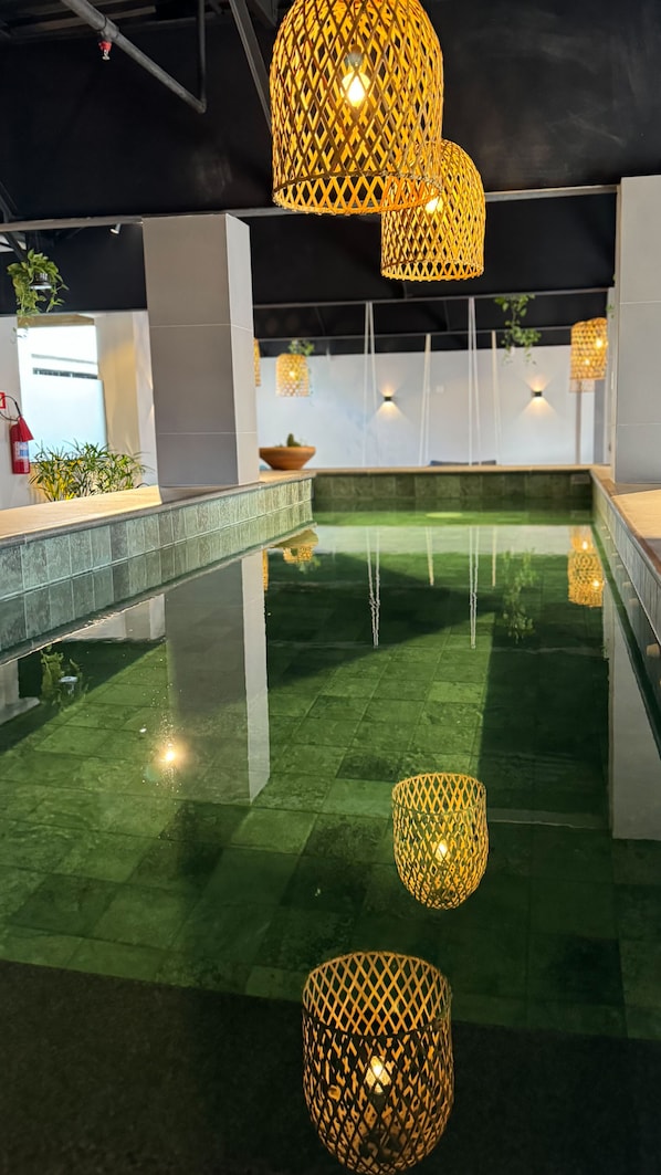 Una piscina cubierta