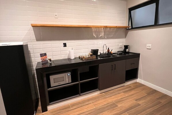 Kamer, toegankelijk voor mindervaliden | Privékeuken | Een koelkast, een magnetron, een kookplaat, eettafels