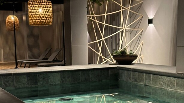 A modern indoor pool with clear water, lounge chairs, and geometric wall decor. - Kastel Petrópolis (Petrópolis)