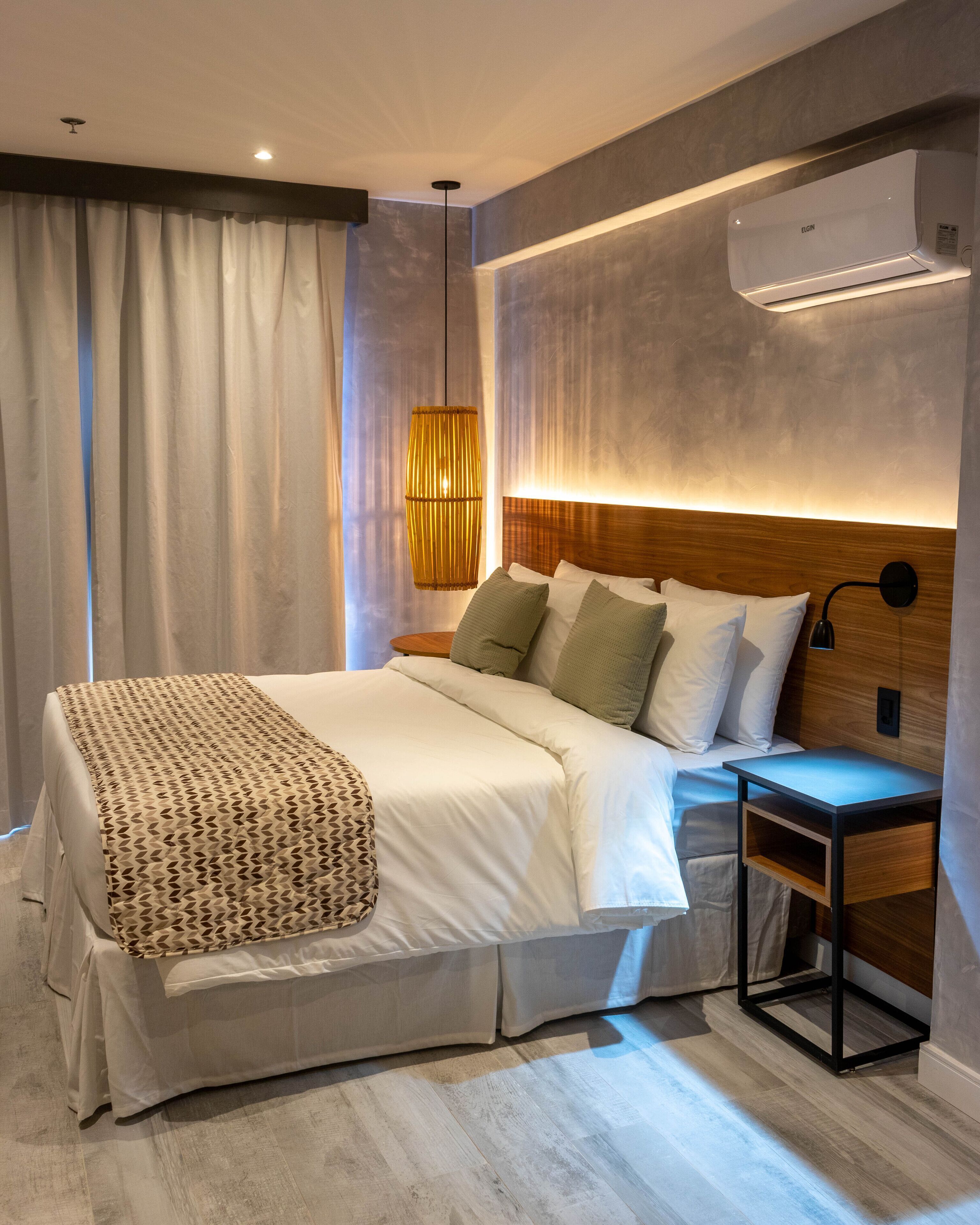 Laptop workspace, free WiFi, bed sheets