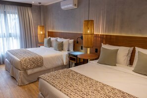 Habitación familiar | Espacio para trabajar con un portátil, wifi gratis, ropa de cama