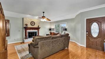 Smart-tv, een open haard, een dvd-speler en boeken