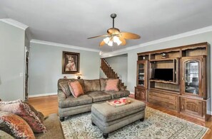 Smart TV, chimenea, reproductor de DVD y libros 