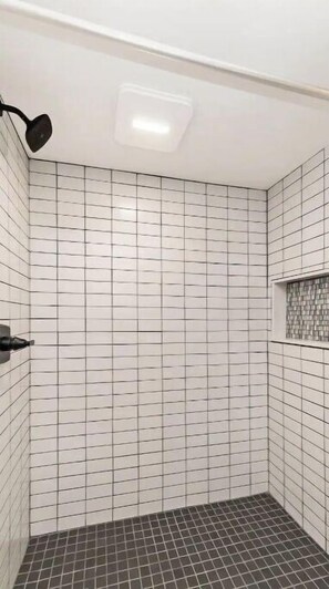 Ducha, secador de pelo, toallas y papel higiénico