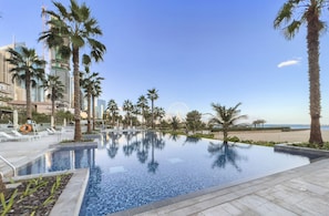 Outdoor pool - WelHome - Deluxe Apartment With Direct Access to the Beach (Dubai)