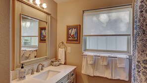 Milieuvriendelijke toiletartikelen, een haardroger, handdoeken