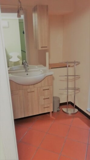 Chuveiro, secador de cabelo, toalhas de banho, sabonete