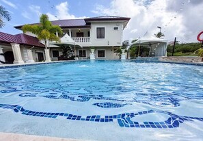 สระว่ายน้ำกลางแจ้ง