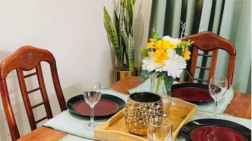 Talheres/pratos/utensílios de cozinha, produtos de limpeza
