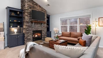 Een smart-tv, een open haard en videogames