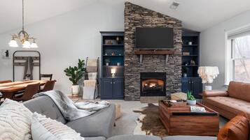 Een smart-tv, een open haard en videogames