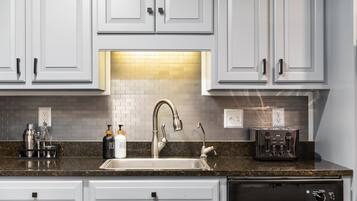 Een koelkast, een magnetron, een oven, een kookplaat