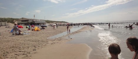 Vlak bij het strand, ligstoelen aan het strand