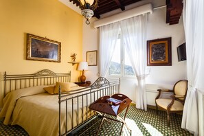 8 camere, una scrivania, ferro/asse da stiro, culla da viaggio