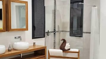 Shower, hair dryer, towels