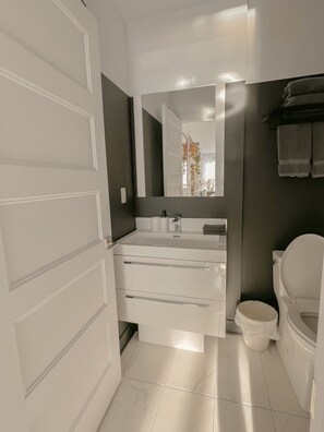 Sèche-cheveux, serviettes fournies, savon, shampoing