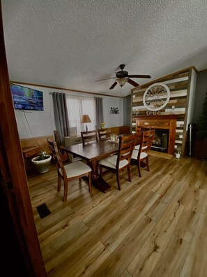 Dining - Wood Hollow Hill direct access to Coal Canyon Spearhead Trails .  (Vansant)