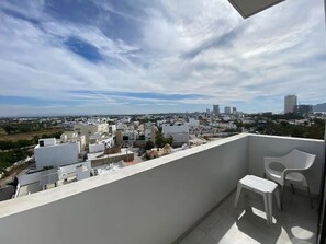 2 عدّة غرف نوم وواي فاي مجانًا وملاءات أسرّة