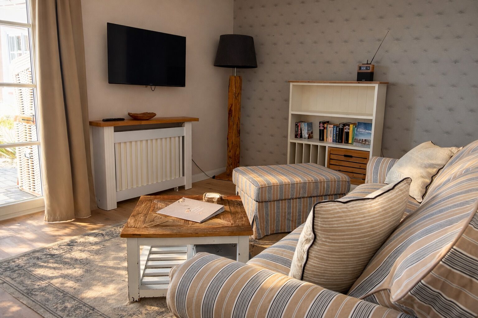 Smart-TV, Bücher, Stereoanlage